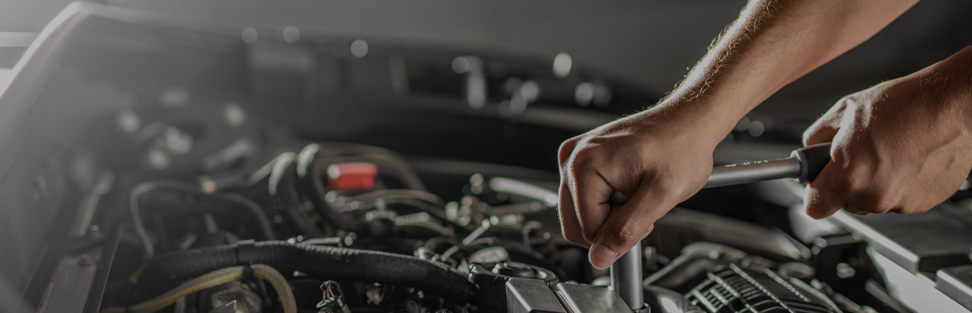 Mecânico trabalhando com peças automotivas